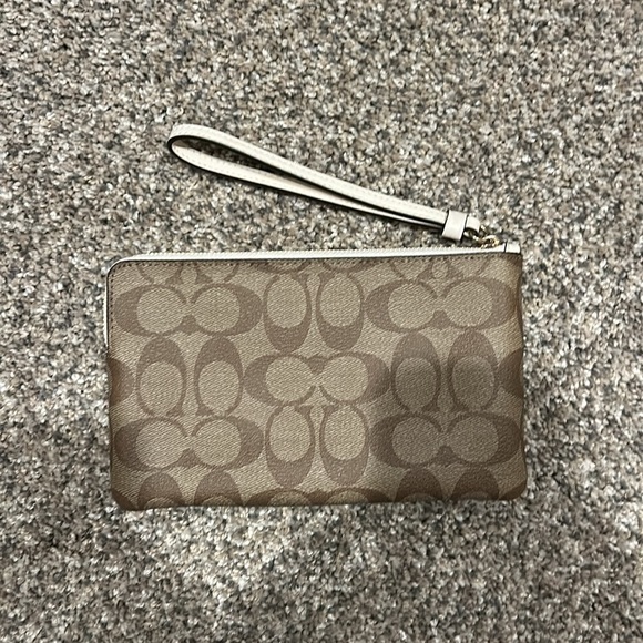 Coach authentic large wristlet - like NEW - Picture 4 of 4